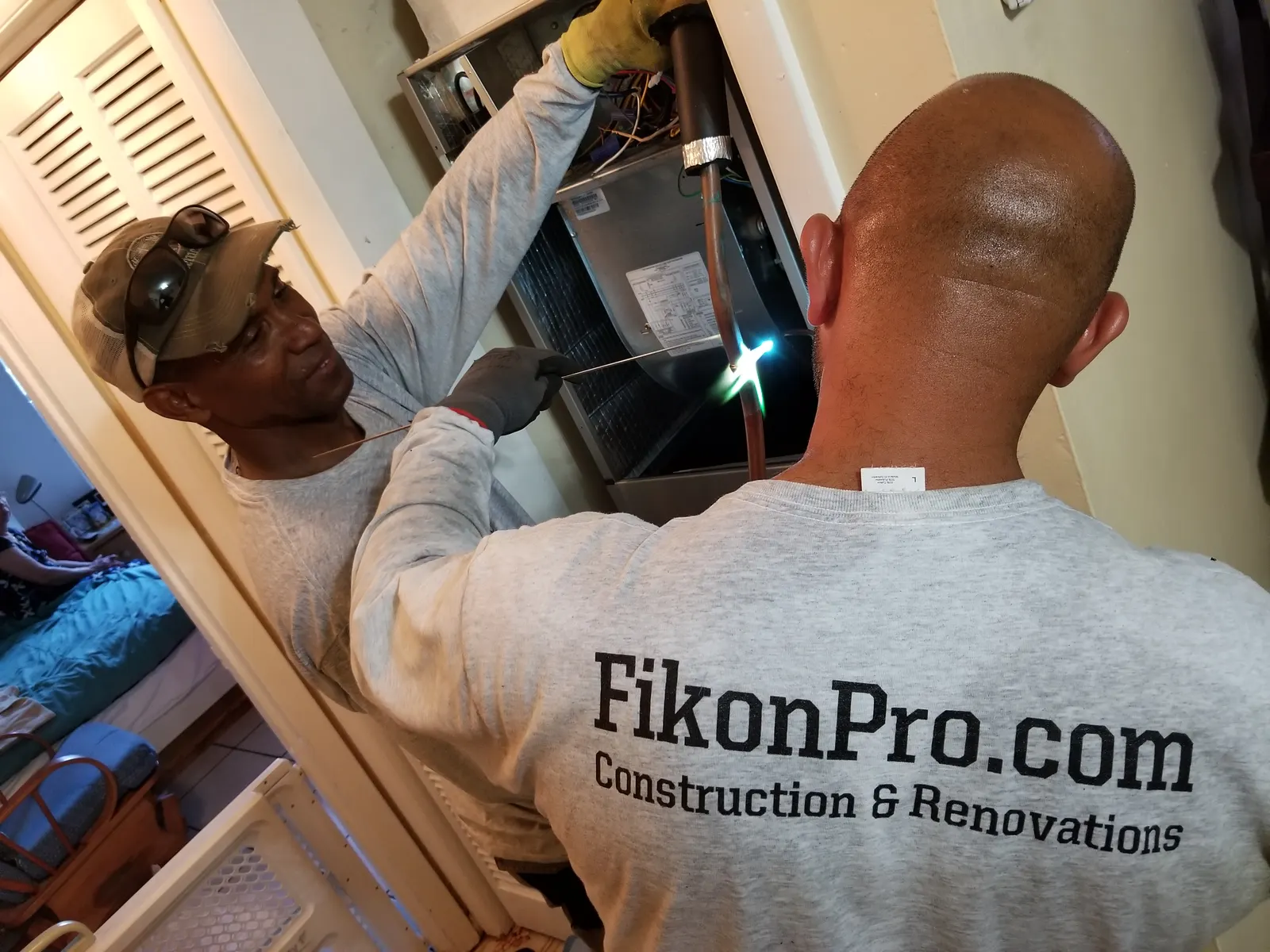 Fikon crew installing an air handler